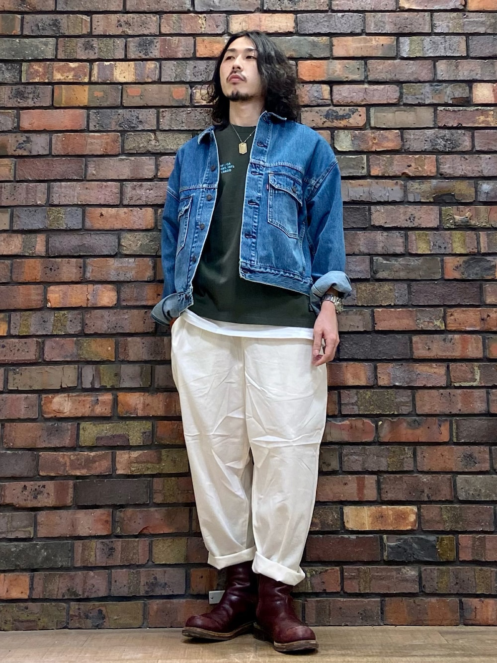 ブルー系のデニムジャケット、グリーン系のTシャツ/カットソー、ホワイト系のその他パンツを着用したメンズの春コーディネートの1枚目の写真