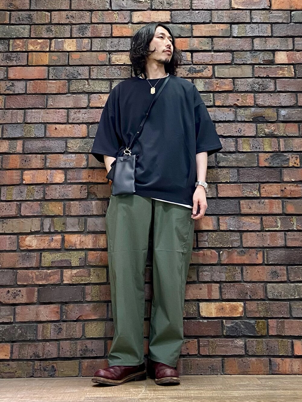 ブラック系のTシャツ/カットソー、グリーン系のその他パンツを着用したメンズの春コーディネートの1枚目の写真