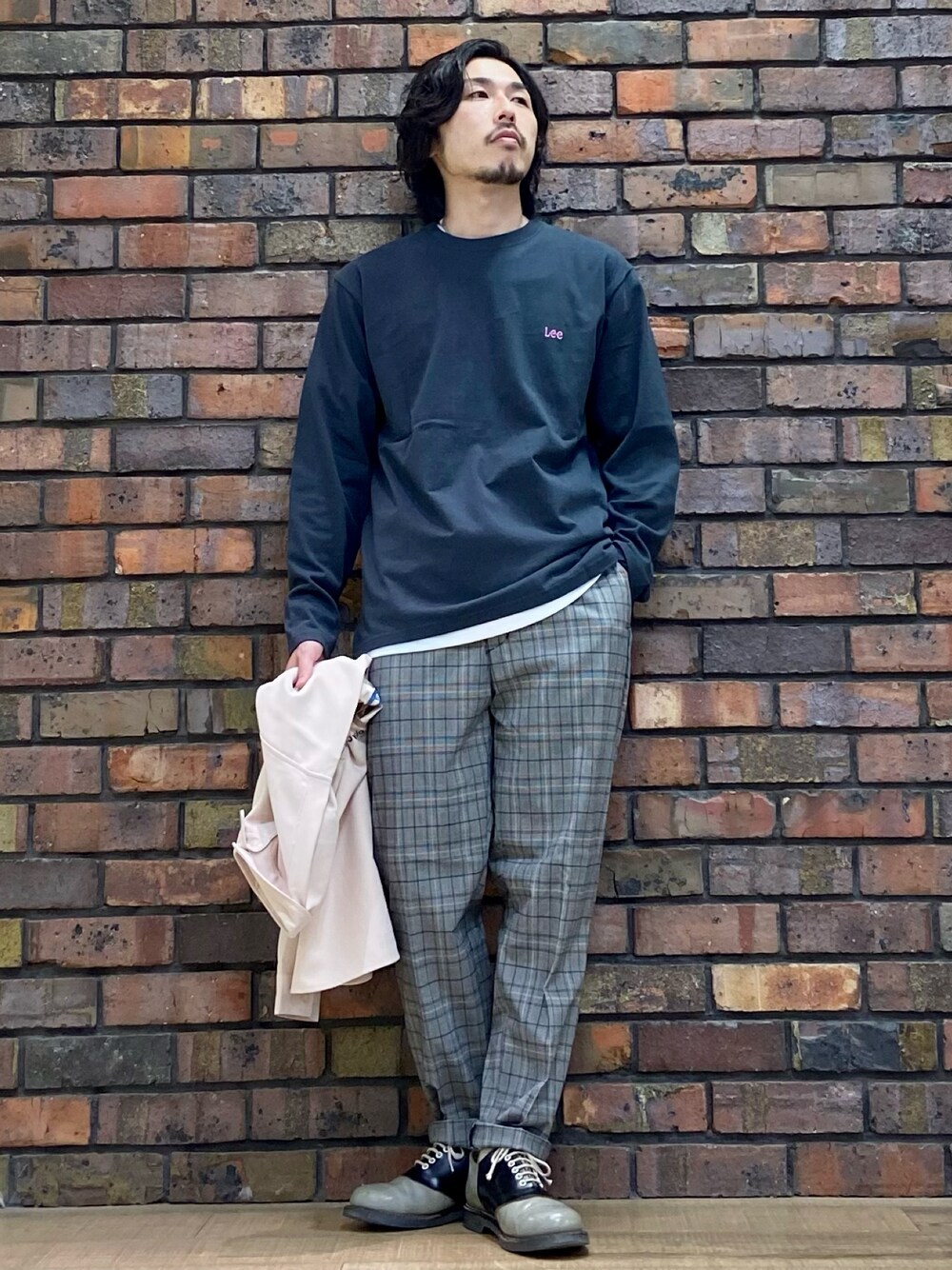 「ライトオン、Right-on、right_on_pr、秋のコーデ、チェックパンツ、BACKNUMBER、おしゃれさんと繋がりたい、Right-on新作、LEE、カジュアルコーデ」｜「Leeのアイテム（Tシャツ/カットソー、ブラック系）」を使った、-TSUKA-さん（メンズ・168cm）の秋コーディネートの1枚目の写真