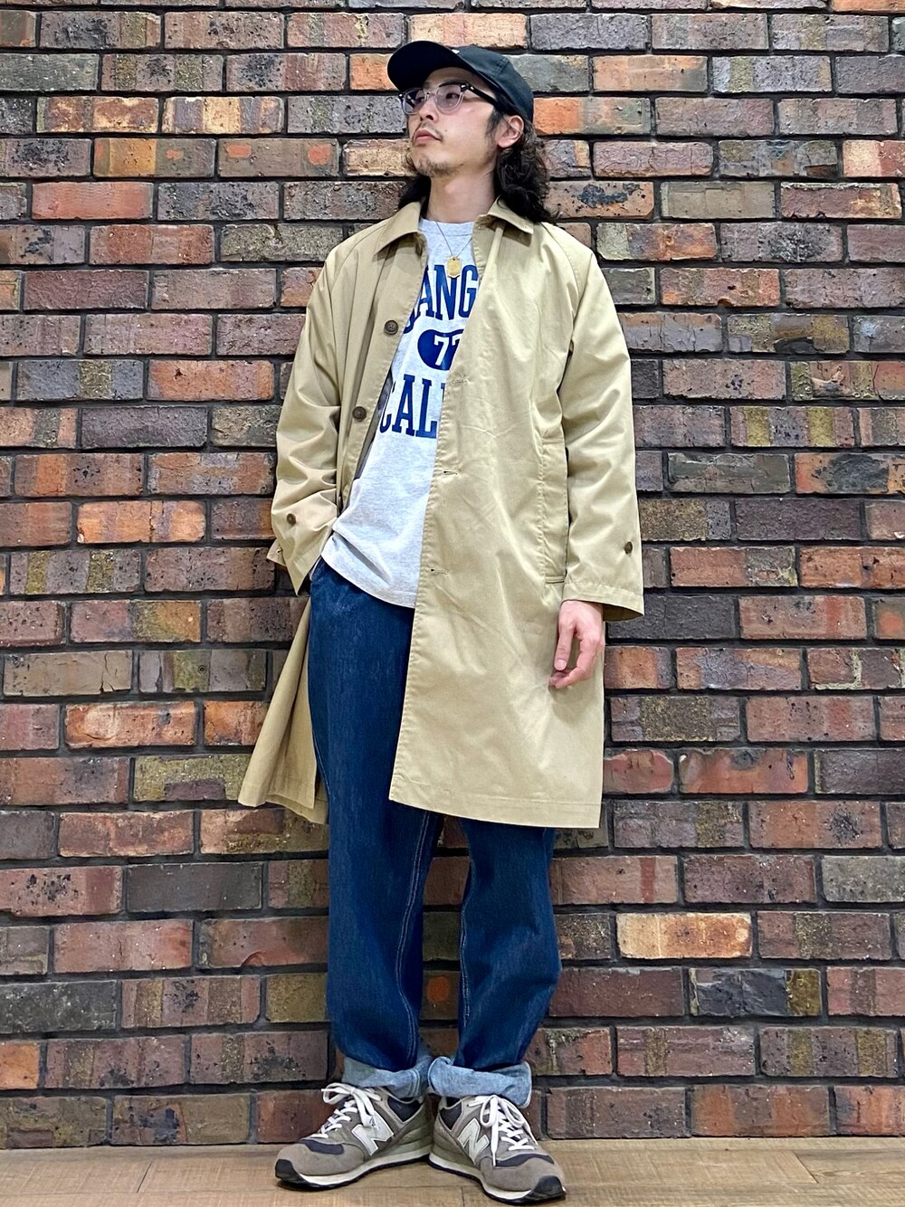 「Right-on、ライトオン、BACKNUMBER、カレッジロゴ、ステンカラーコート、オトナカジュアル、おしゃれさんと繋がりたい、スニーカー、春コーデ」｜「BACK NUMBERのアイテム（ステンカラーコート、ベージュ系）」を使った、-TSUKA-さん（メンズ・168cm）の冬コーディネートの1枚目の写真