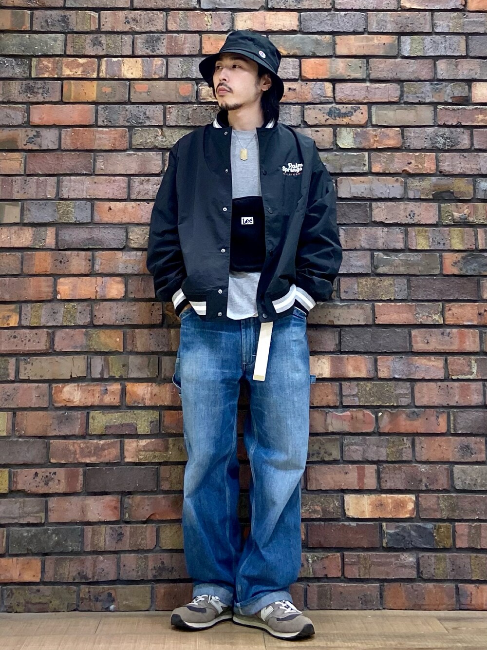 「Right-on、ライトオン、right_on_pr、スタジャン、ペインターパンツ、LEE、BACKNUMBER、カジュアルコーデ、バケットハット」｜「Championの【CHAMPION】バケットハット（ハット、ブラック系）」を使った、-TSUKA-さん（メンズ・168cm）の秋コーディネートの1枚目の写真