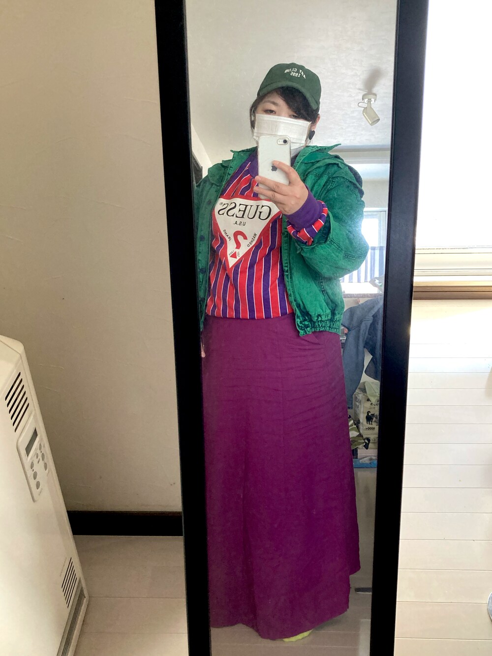 パープル系のスカート、レッド系のTシャツ/カットソー、グリーン系のデニムジャケットを着用したレディースの春コーディネートの1枚目の写真