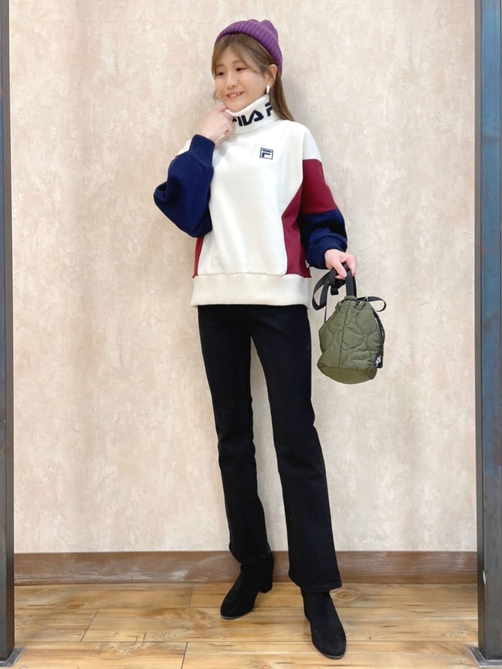 「シンプルコーデ、お洒落さんとつながりたい、FILA、Levi's、ブーツカットパンツ、ブラック、Right-on、ライトオン、ニット帽、スウェット」｜「HONEYSUCKLE ROSEの【HONEYSUCKLE ROSE】ＨＲムジカラーワッチ（ニットキャップ/ビーニー、パープル系）」を使った、まあちゃみさん（レディース・164cm）の冬コーディネートの1枚目の写真