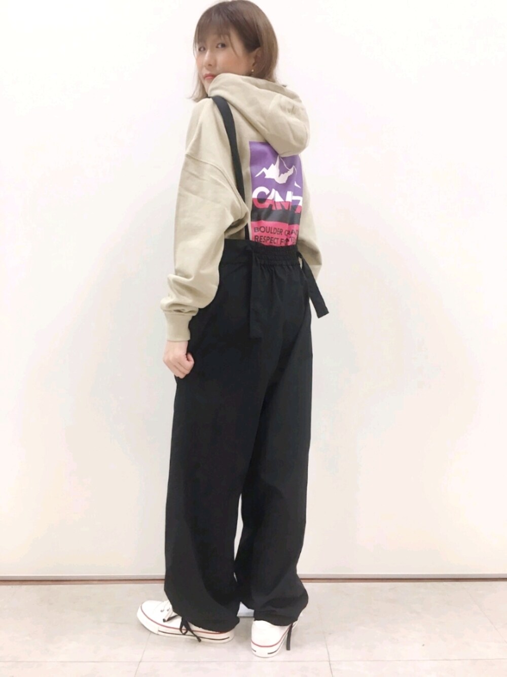 「だから秋服が好き、ゆるコーデ、パンツスタイル、おしゃれさんと繋がりたい、オーバーサイズ、リラックススタイル、オーバーオール、カジュアル、スウェット、CAMP7、Right-on、ライトオン」｜「CAMP7の【CAMP7】バイカラーバックロゴスウェットパーカー（パーカー、ベージュ系）」を使った、まあちゃみさん（レディース・164cm）の秋コーディネートの1枚目の写真