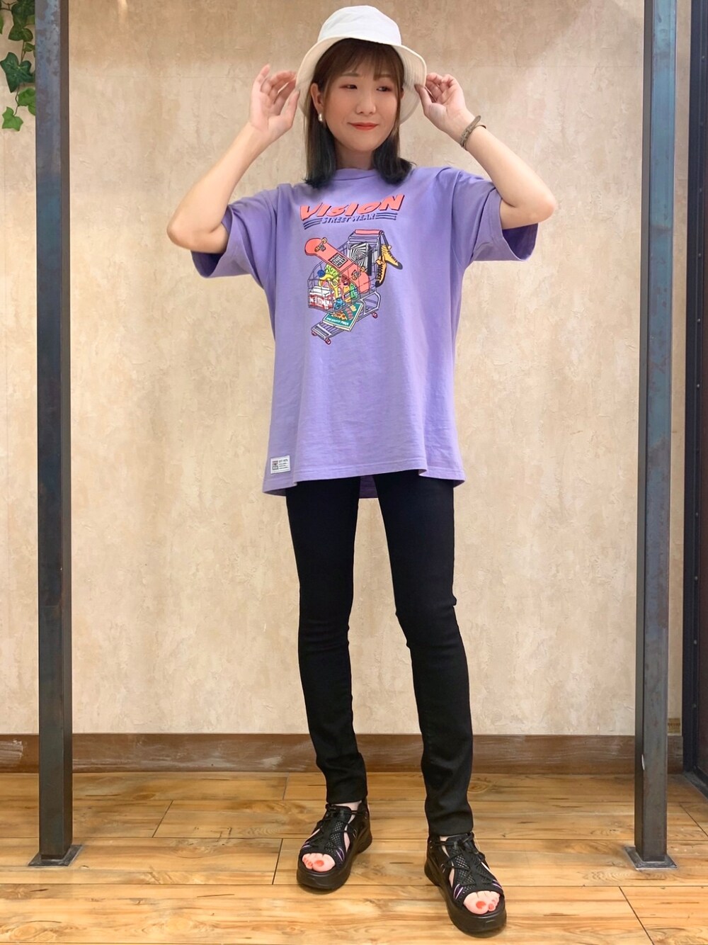 パープル系のトップス、ブラック系のパンツ、ブラック系のサンダルを着用したレディースの夏コーディネートの1枚目の写真