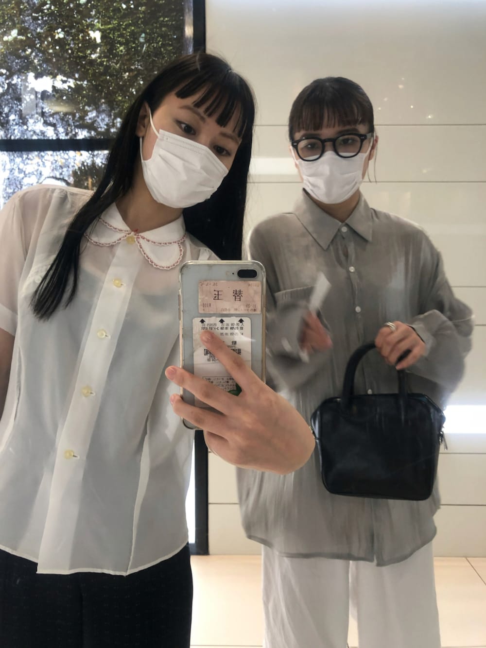 「ADAM ET ROPE'のミニボストンバッグ（ハンドバッグ、ブラック系）」を使った、00hyrさん（レディース・160cm）の秋コーディネートの1枚目の写真