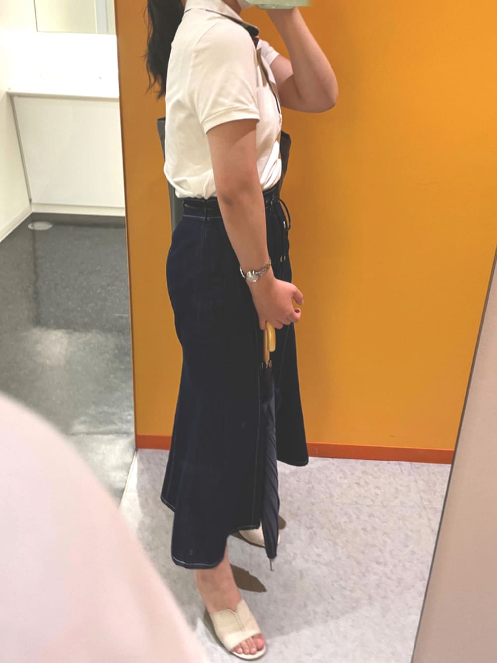「ポロシャツ、デニムスカート、デニムスカートロング丈」｜「BLUE LABEL CRESTBRIDGEのストレッチカノコ ベーシックポロシャツ（ポロシャツ、ホワイト系）」を使った、　cさん（レディース・155cm）の夏コーディネートの1枚目の写真