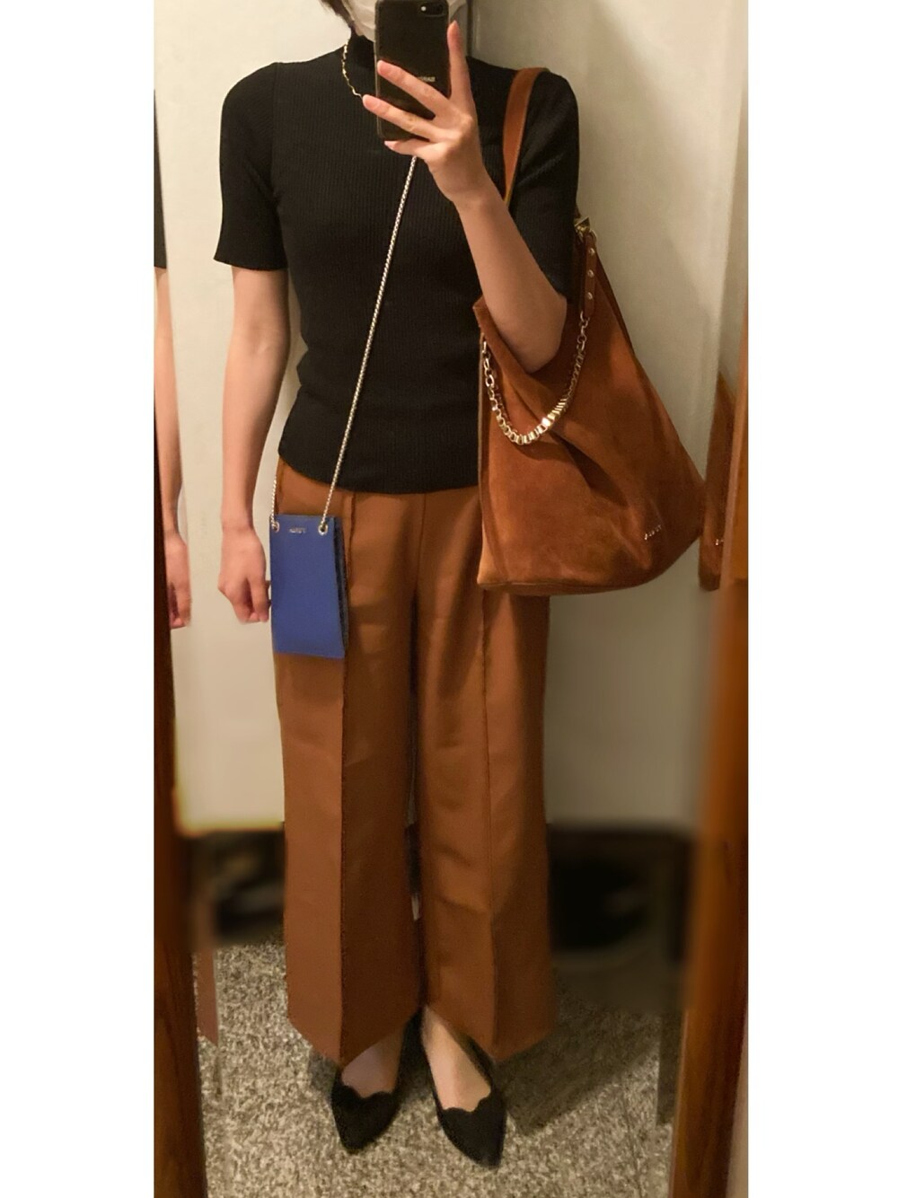 「お仕事コーデ、お仕事スタイル、OLコーデ、オフィスカジュアル、オフィススタイル」｜「earth music&ecologyのアイテム（Tシャツ/カットソー、ブラック系）」を使った、megmemegmeさん（レディース・162cm）の秋コーディネートの1枚目の写真