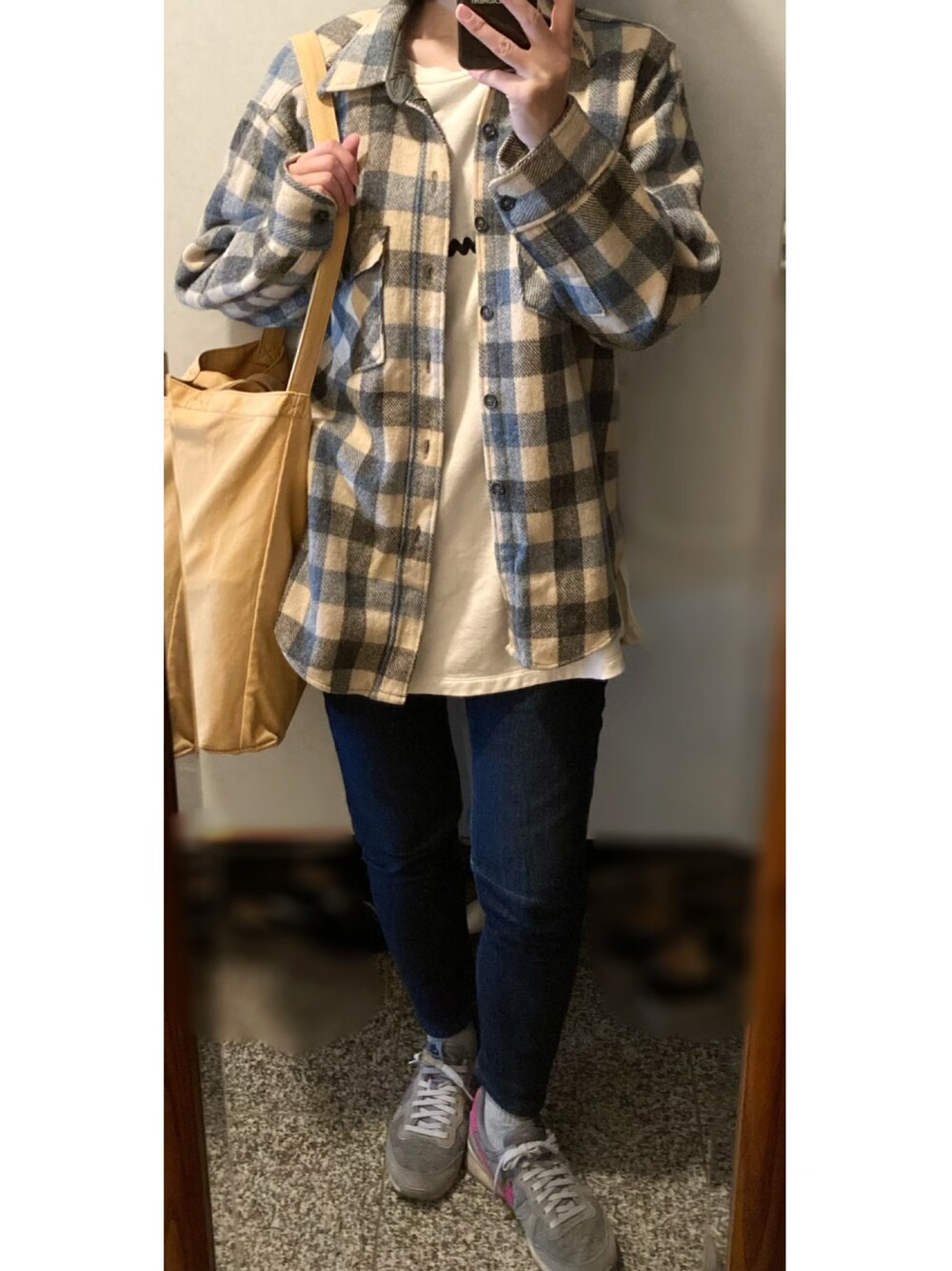 ホワイト系のTシャツ/カットソー、イエロー系のトートバッグ、ブルー系のジャケット/アウターを着用したレディースの秋コーディネートの1枚目の写真