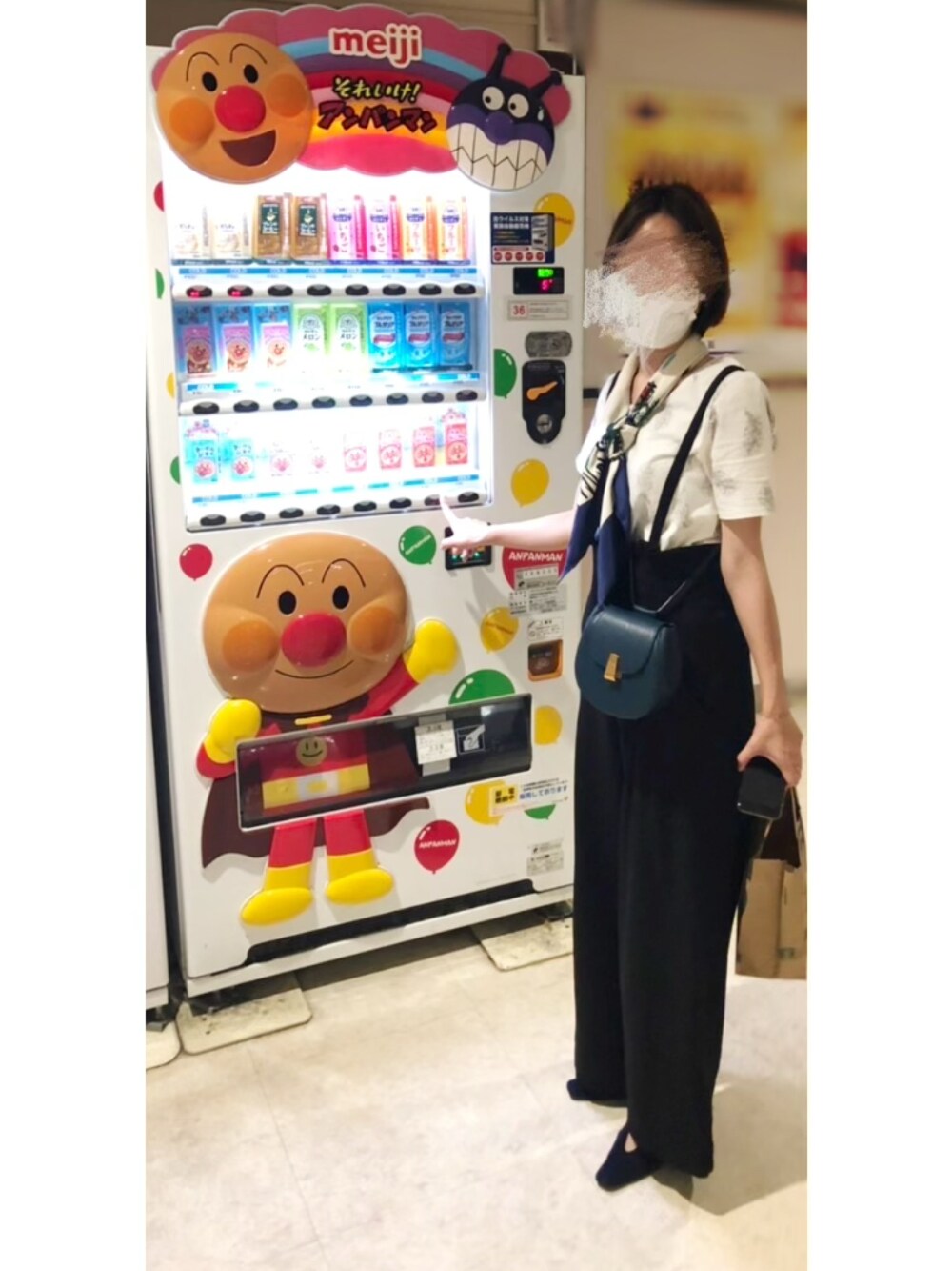「休日コーデ、休日スタイル、フレンチランチ、映画鑑賞、スカーフ」｜「BURBERRYのアイテム（バンダナ/スカーフ、ホワイト系）」を使った、megmemegmeさん（レディース・162cm）の秋コーディネートの1枚目の写真