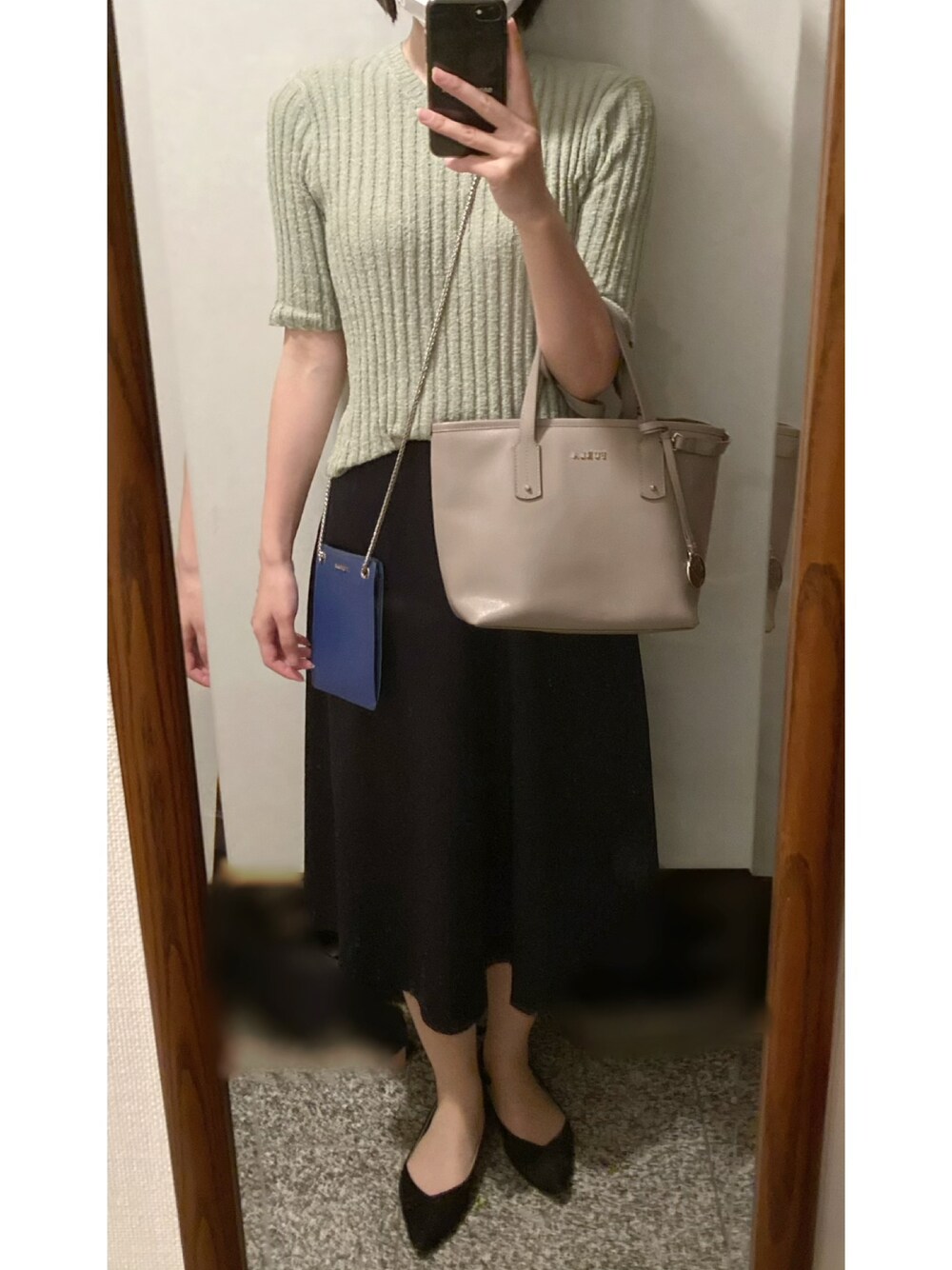「お仕事コーデ、お仕事スタイル、OLコーデ、オフィスカジュアル、オフィススタイル」｜「FURLAのアイテム（ハンドバッグ、ベージュ系）」を使った、megmemegmeさん（レディース・162cm）の秋コーディネートの1枚目の写真
