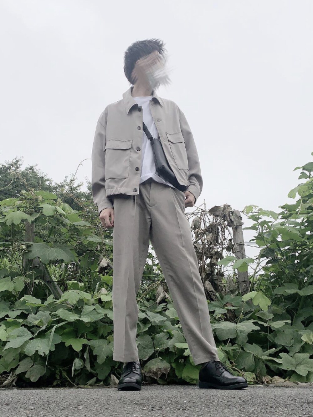 「URBAN RESEARCHのT/Wタックイージーパンツ（その他パンツ、グレー系）」を使った、yusuke0822さん（メンズ・183cm）の夏コーディネートの1枚目の写真