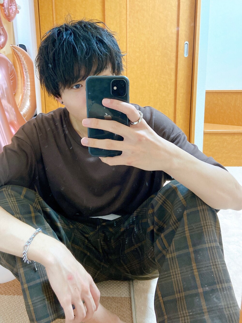 ブラウン系のTシャツ/カットソー、ブラウン系のその他パンツ、ホワイト系のタンクトップを着用したメンズの夏コーディネートの1枚目の写真