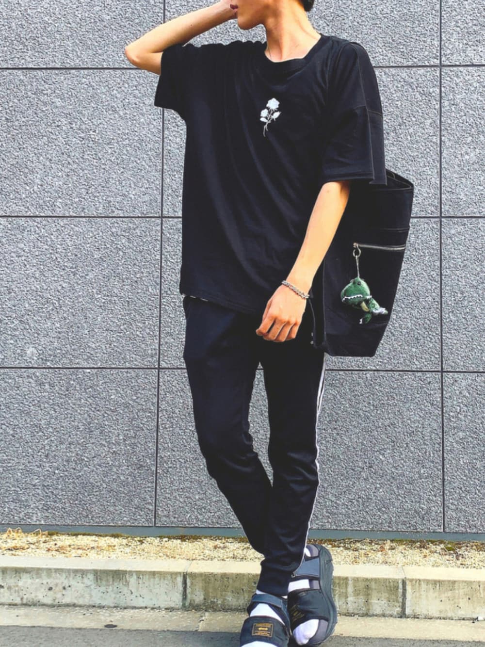 「ブラックコーデ、サンダルコーデ、adrer」｜「ADRERのバラシシュウビッグTシャツ（Tシャツ/カットソー、ブラック系）」を使った、KOTさん（メンズ・174cm）の夏コーディネートの1枚目の写真