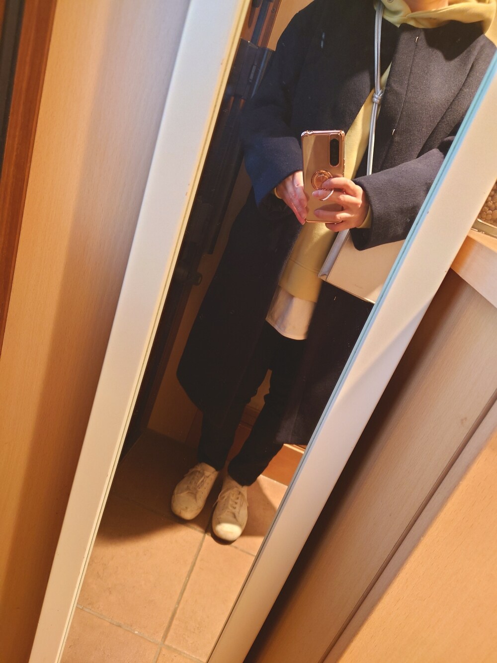 「今日のコーデ、シンプル、スニーカーコーデ、低身長、パンツスタイル、カラーコーデ、カジュアル、スウェット、パーカー、デニム、スニーカー、ノーカラーコート、フード、イエロー、ネイビー」｜「GUのアイテム（スニーカー、ホワイト系）」を使った、sugerrrrrrrさん（レディース・153cm）の冬コーディネートの1枚目の写真