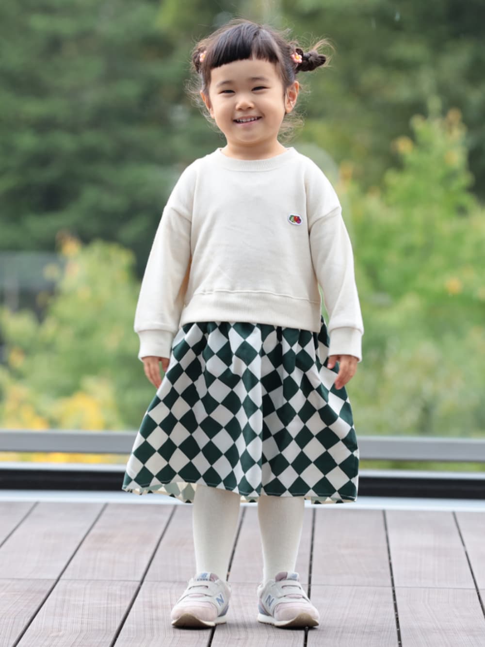 ホワイト系のワンピースを着用したキッズの秋コーディネートの1枚目の写真