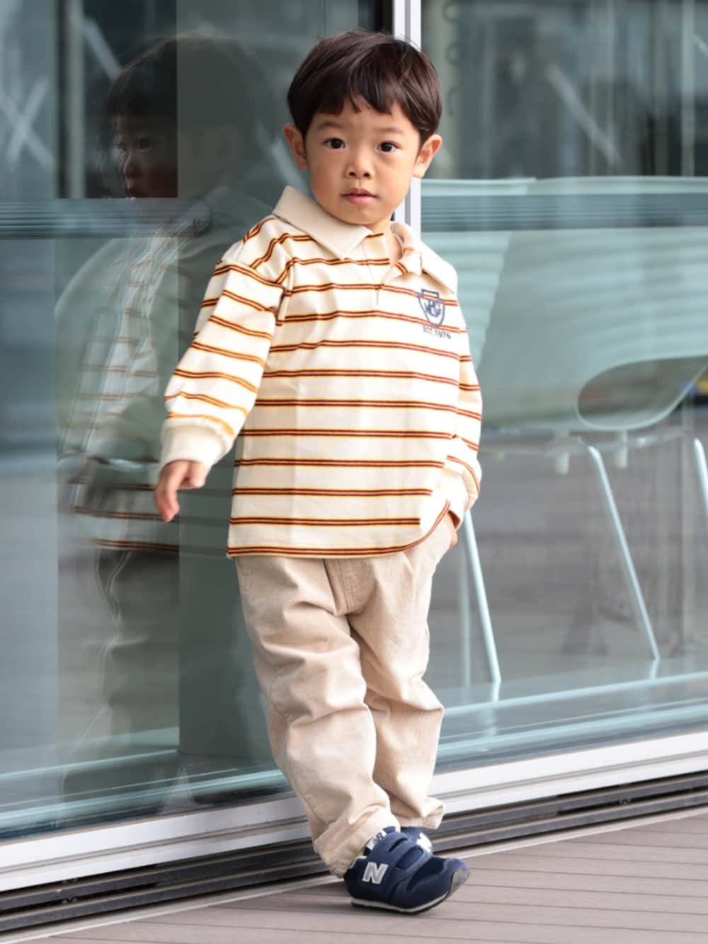 ホワイト系のその他パンツ、ホワイト系のTシャツ/カットソーを着用したキッズの秋コーディネートの1枚目の写真