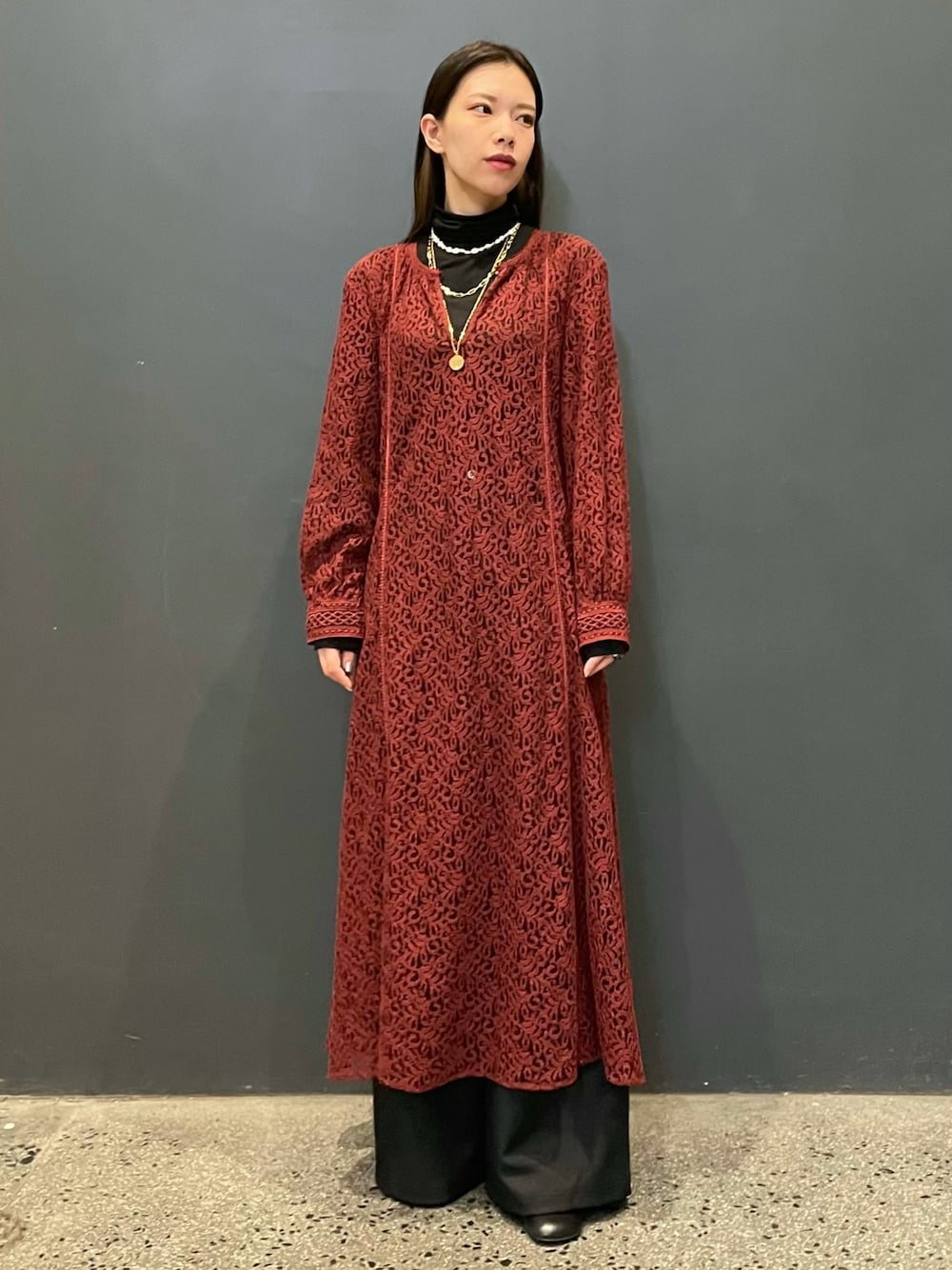 「ワンピース、レイヤードスタイル、アダムエロペ(ADAM ET ROPE')、Hanes、ヌキテパ」｜「NE QUITTEZ PAS!の【ne Quittez pas】LACE FABRIC DRESS（ワンピース、レッド系）」を使った、みなみさん（レディース・159cm）の秋コーディネートの1枚目の写真