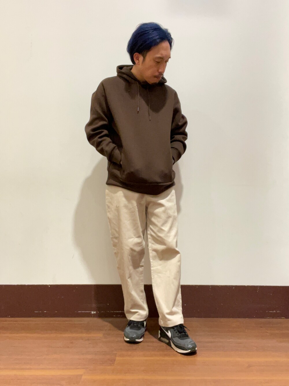 ブラウン系のパーカー、ホワイト系のその他パンツを着用したメンズの冬コーディネートの1枚目の写真