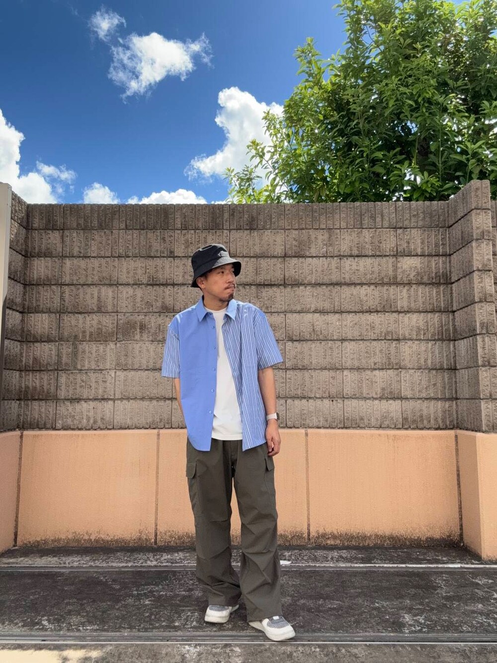 グリーン系のその他パンツ、ホワイト系のTシャツ/カットソー、ブルー系のシャツ/ブラウスを着用したメンズの秋コーディネートの1枚目の写真