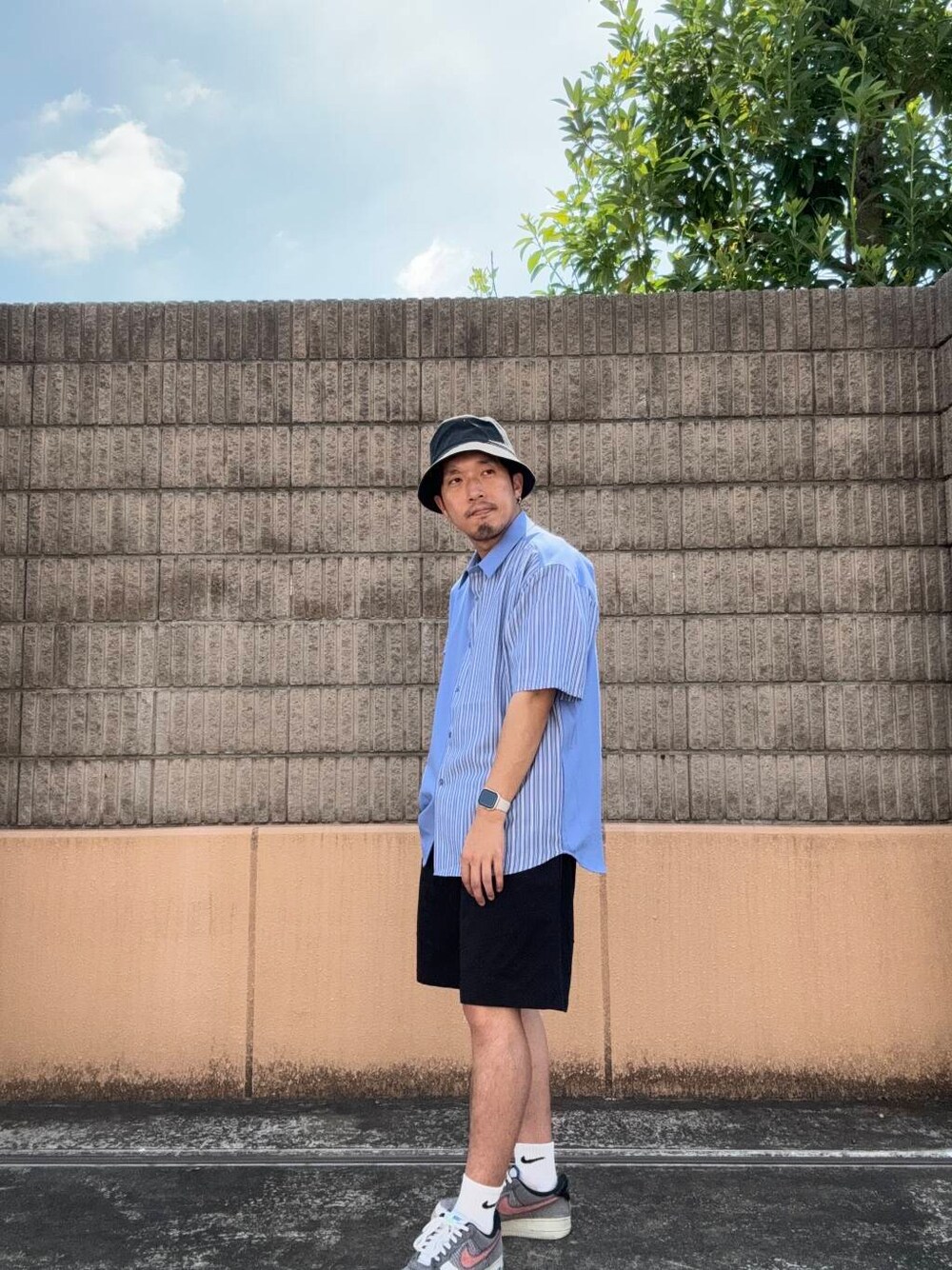 ブラック系のその他パンツ、ホワイト系のTシャツ/カットソー、ブルー系のシャツ/ブラウスを着用したメンズの夏コーディネートの1枚目の写真
