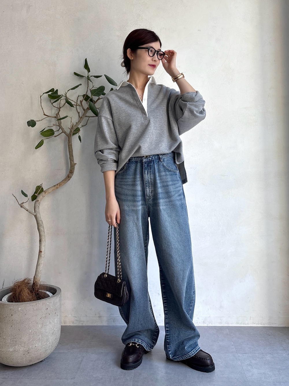 グレー系のTシャツ/カットソー、ブラウン系のショルダーバッグを着用したレディースの夏コーディネートの1枚目の写真