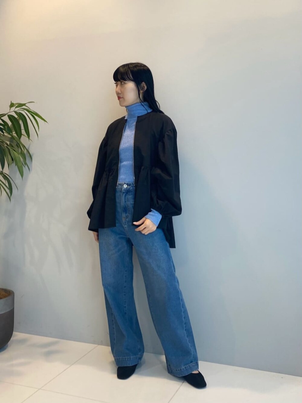 ブラック系のブルゾン、ブルー系のデニムパンツ、ブルー系のニット/セーターを着用したレディースの秋コーディネートの1枚目の写真