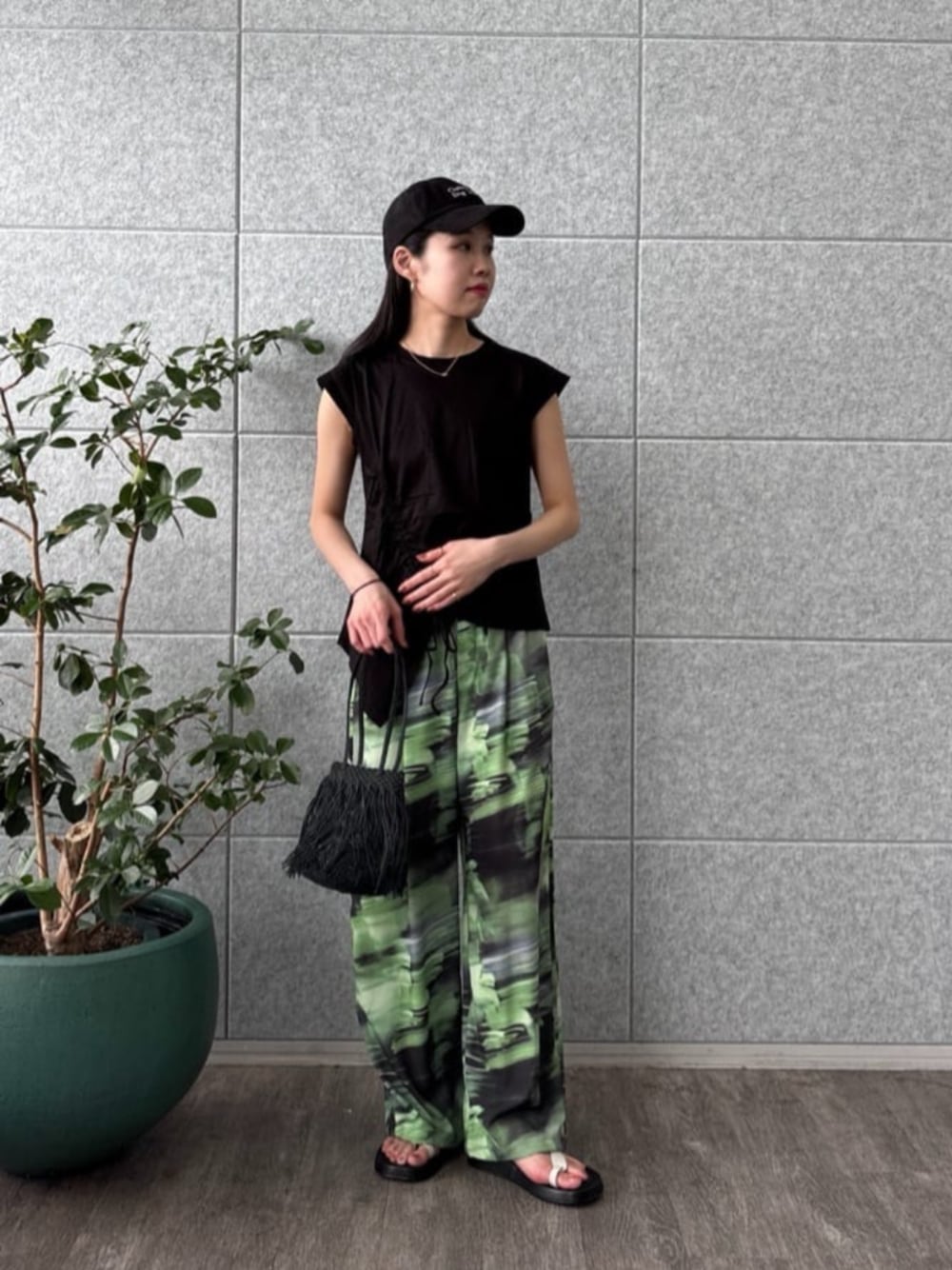 ブラック系のTシャツ/カットソー、グリーン系のその他パンツを着用したレディースの夏コーディネートの1枚目の写真