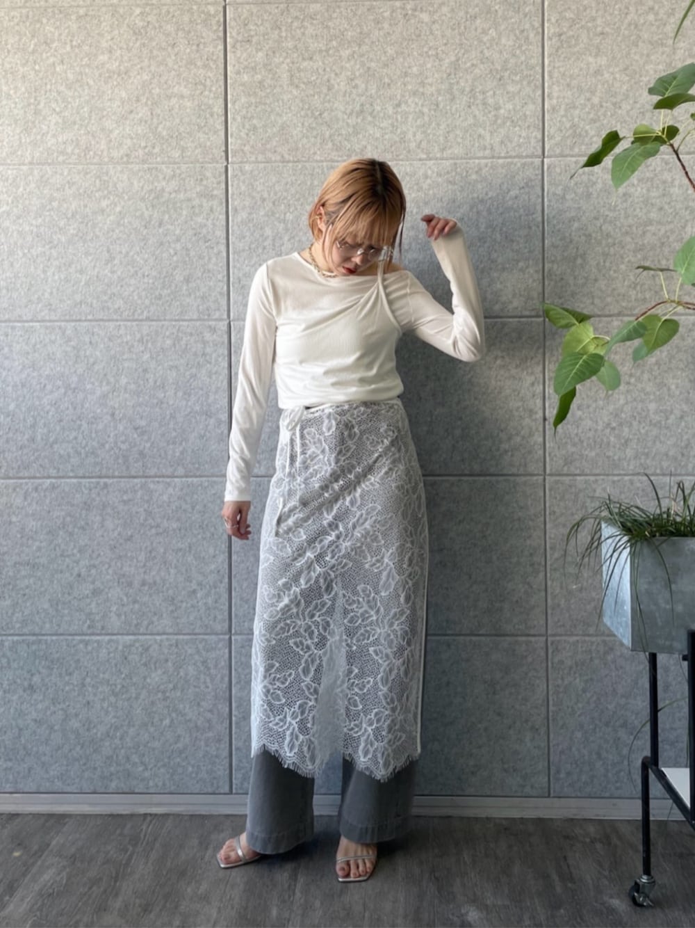 グレー系のデニムパンツ、ホワイト系のTシャツ/カットソー、ホワイト系のスカートを着用したレディースの春コーディネートの1枚目の写真