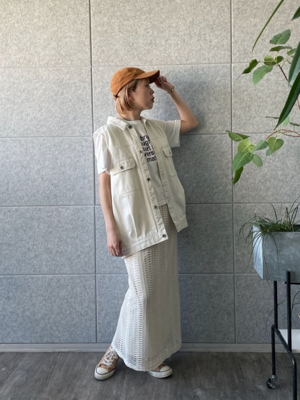 ホワイト系のデニムジャケット、ホワイト系のTシャツ/カットソー、ホワイト系のスカートを着用したレディースの春コーディネートの1枚目の写真