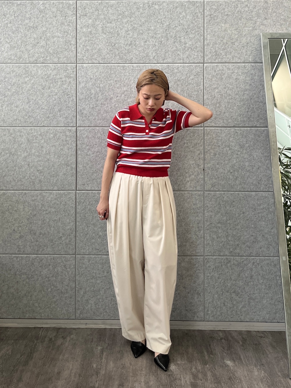 ホワイト系のその他パンツ、レッド系のニット/セーターを着用したレディースの春コーディネートの1枚目の写真
