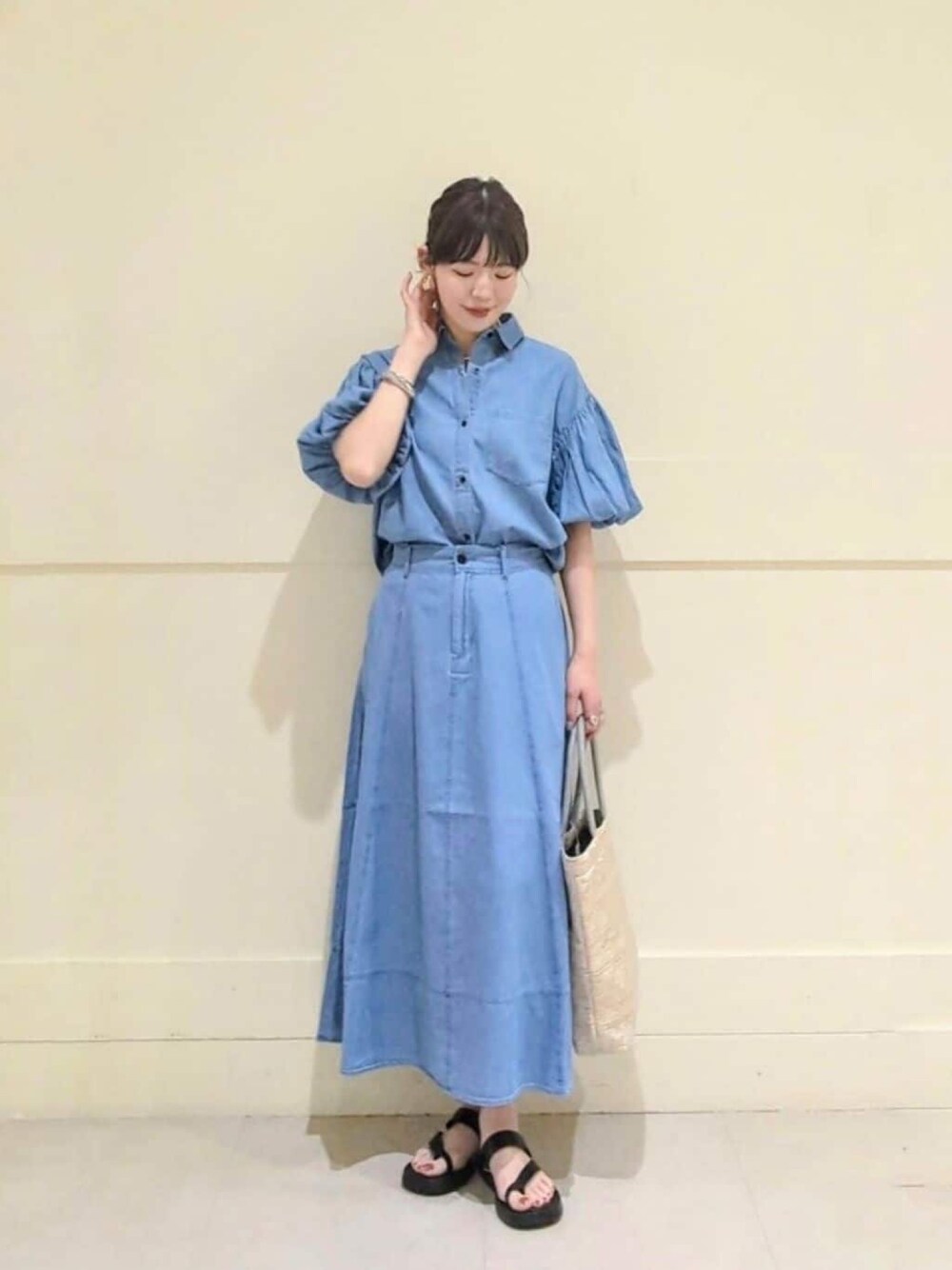 ブルー系のシャツ/ブラウス、ブルー系のスカート、ブラック系のサンダルを着用したレディースの夏コーディネートの1枚目の写真