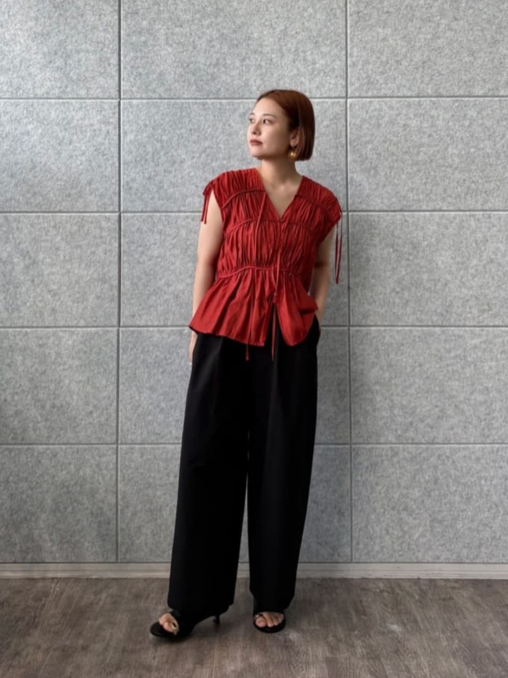 ブラウン系のシャツ/ブラウス、ブラック系のその他パンツを着用したレディースの夏コーディネートの1枚目の写真