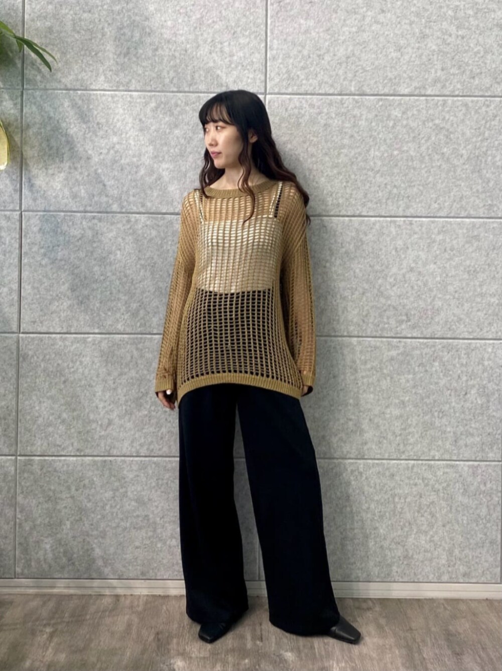 ブラック系のその他パンツ、ベージュ系のニット/セーターを着用したレディースの夏コーディネートの1枚目の写真