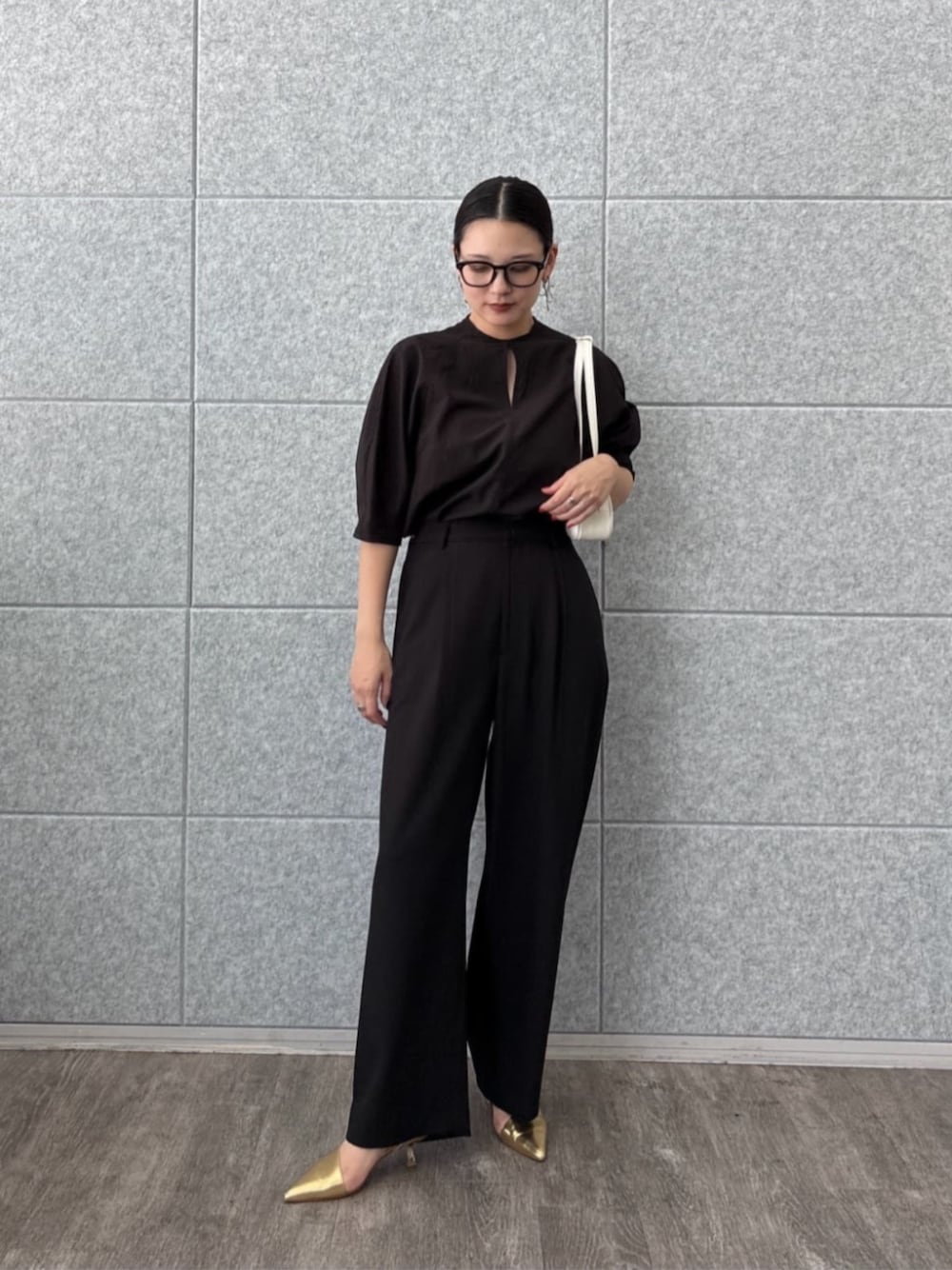 ブラック系のその他パンツ、ブラック系のシャツ/ブラウスを着用したレディースの夏コーディネートの1枚目の写真