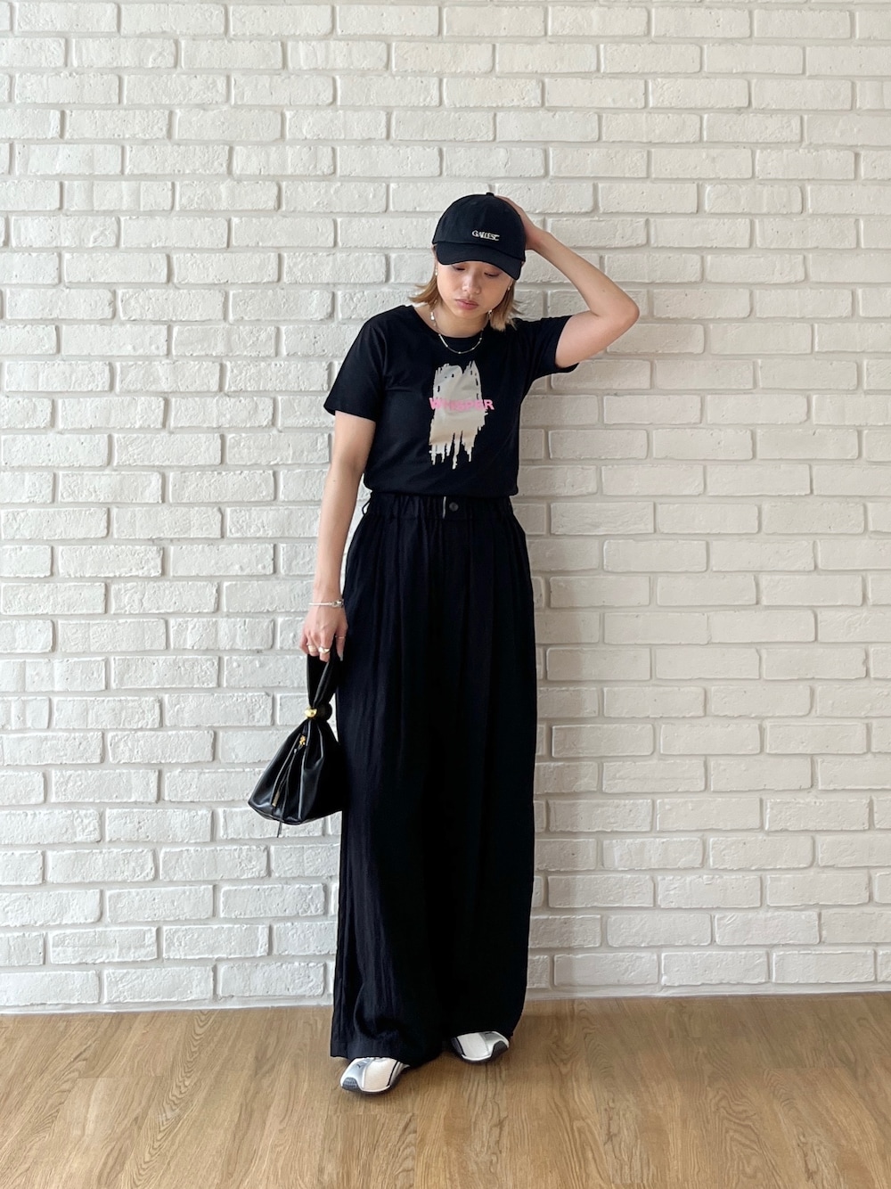 ブラック系のTシャツ/カットソー、ブラック系のその他パンツ、ホワイト系のスニーカーを着用したレディースの夏コーディネートの1枚目の写真