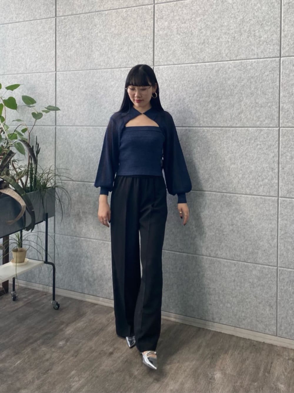 「春夏コーデ、きれいめカジュアル、休日スタイル、お出かけコーデ、きれいめコーデ、ワイドパンツ、キレイめコーデ、160cm台コーデ、160cm、春ニット、アンサンブル、アンサンブルニット、肌見せ、ワイドスラックス、キレイめカジュアル」｜「GALLESTのビスチェポロアンサンブル（アンサンブル、ブルー系）」を使った、GALLEST  OFFICIALさん（レディース・160cm）の春コーディネートの1枚目の写真