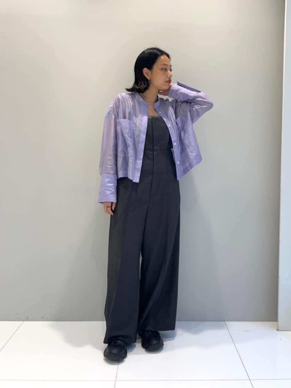 パープル系のシャツ/ブラウス、グレー系のサロペット/オーバーオールを着用したレディースの夏コーディネートの1枚目の写真