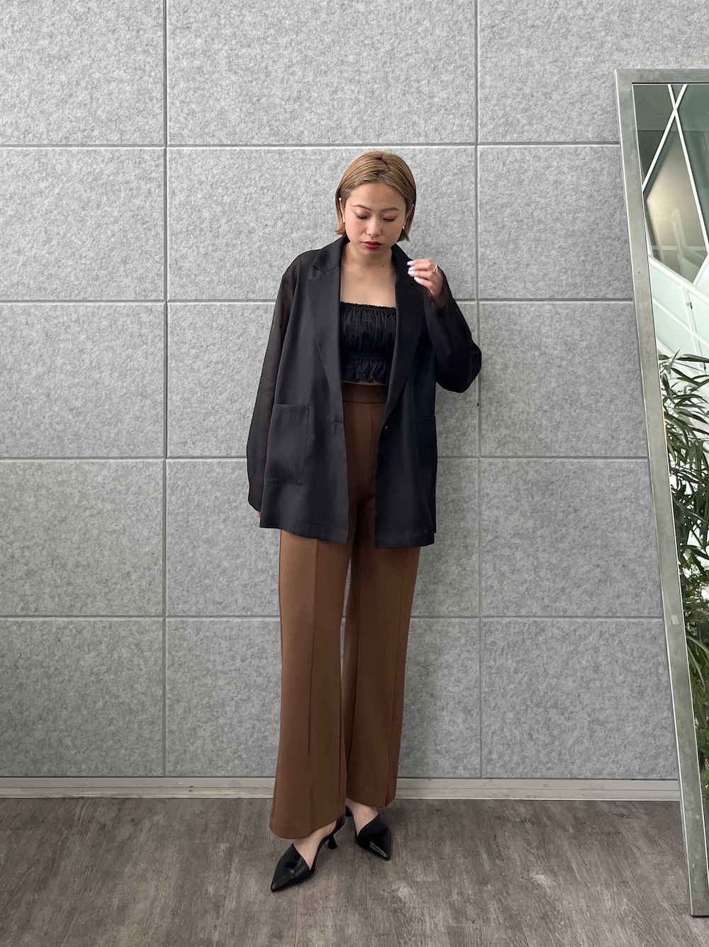 ブラウン系のその他パンツ、ブラック系のシャツ/ブラウス、ブラック系のテーラードジャケットを着用したレディースの春コーディネートの1枚目の写真