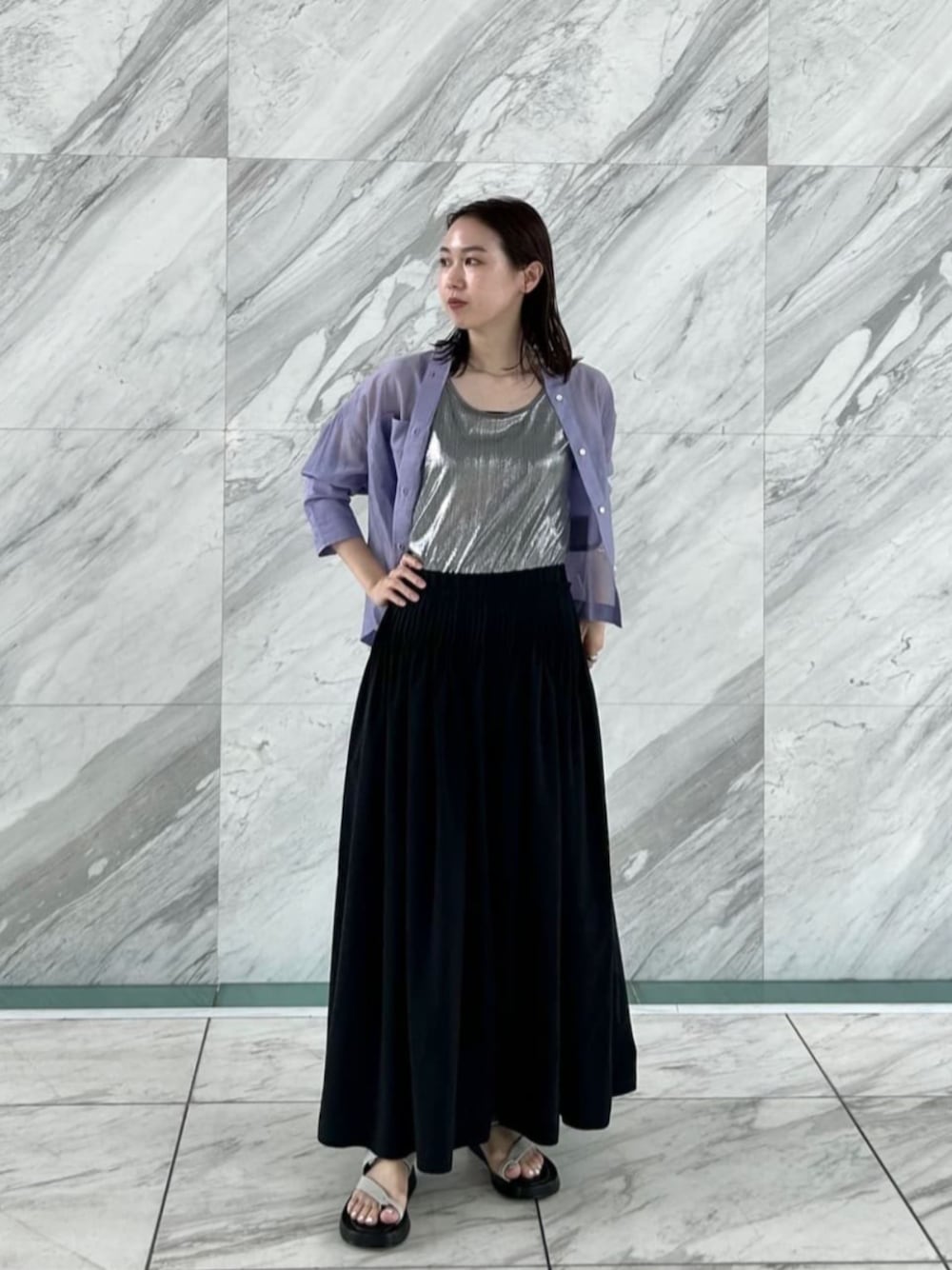 パープル系のシャツ/ブラウス、ブラック系のスカート、ホワイト系のサンダルを着用したレディースの春コーディネートの1枚目の写真