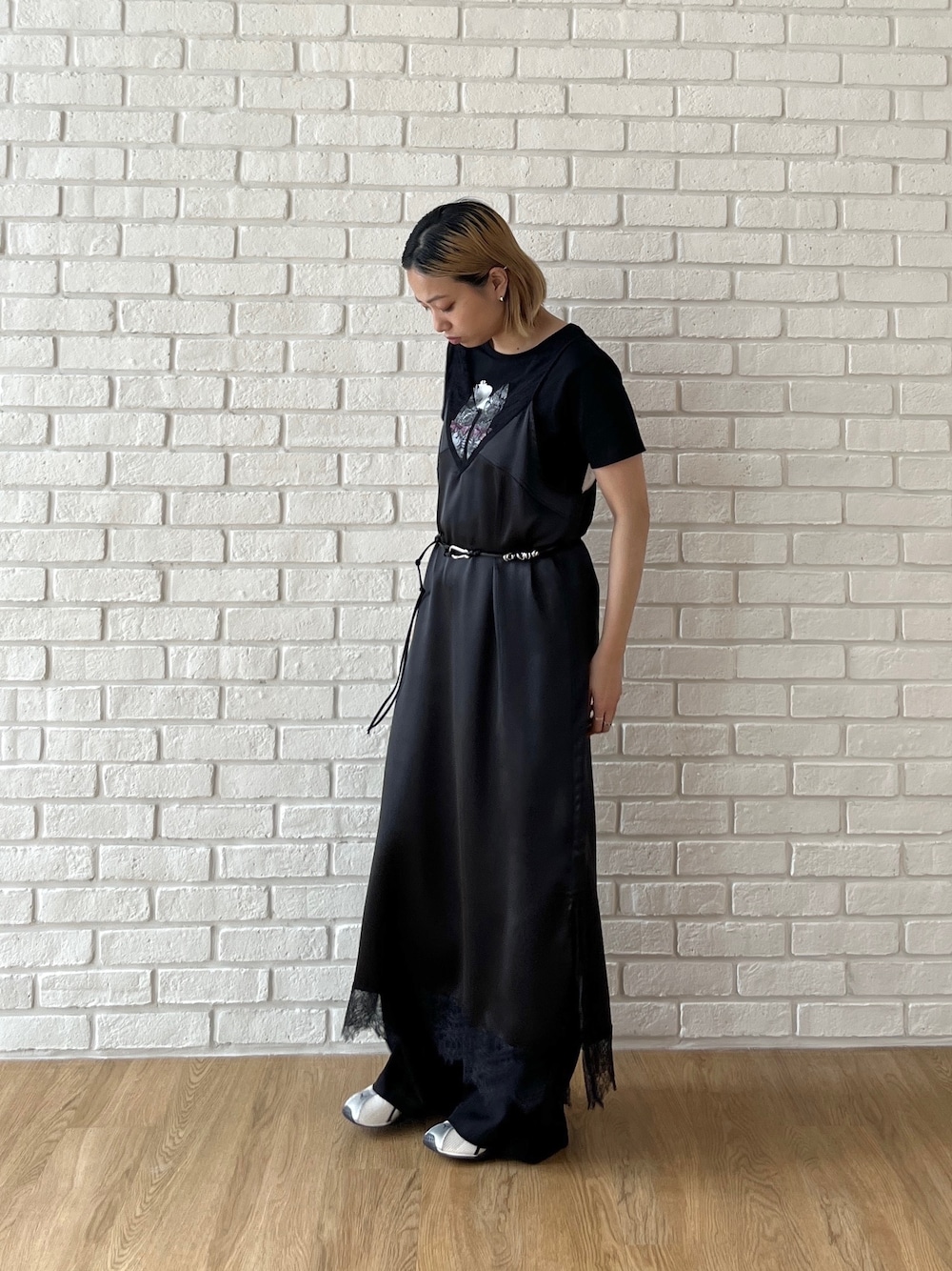 ブラック系のワンピース、ブラック系のTシャツ/カットソー、ブラック系のその他パンツを着用したレディースの夏コーディネートの1枚目の写真