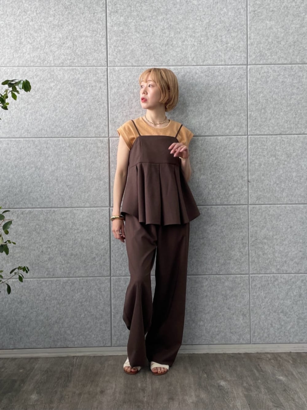 ブラウン系のその他パンツ、ブラウン系のTシャツ/カットソー、ブラウン系のタンクトップを着用したレディースの夏コーディネートの1枚目の写真