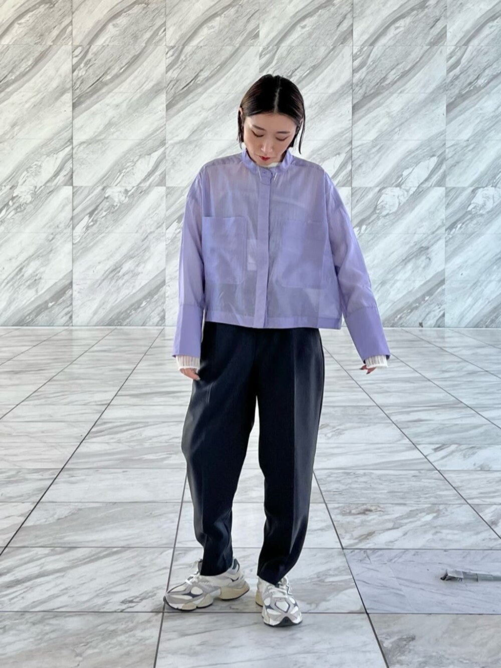 ホワイト系のTシャツ/カットソー、パープル系のシャツ/ブラウス、グレー系のその他パンツを着用したレディースの春コーディネートの1枚目の写真