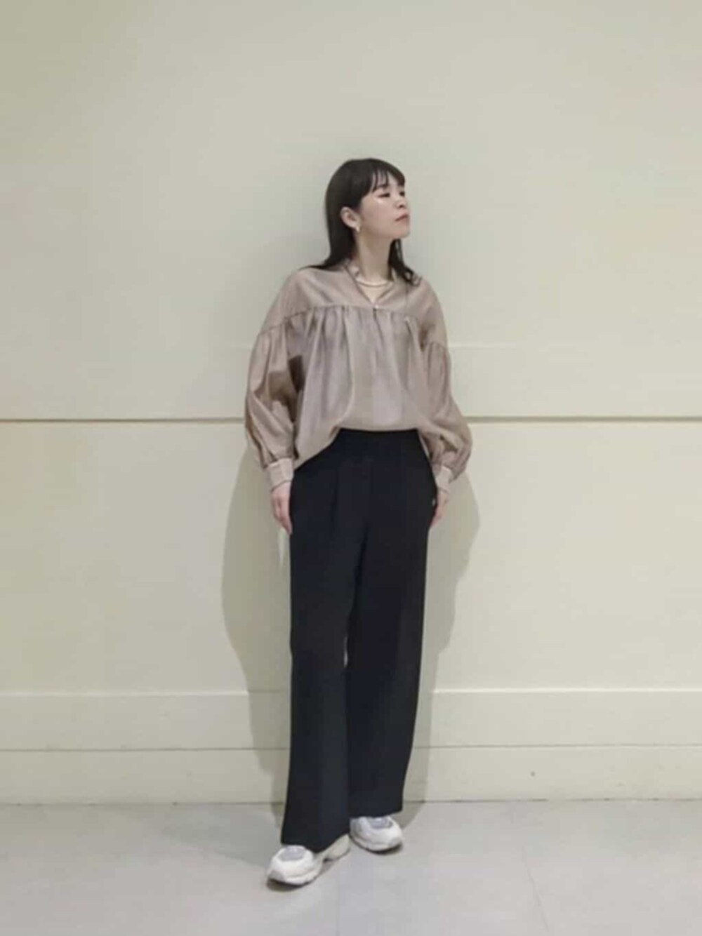 ベージュ系のシャツ/ブラウス、ブラック系のその他パンツを着用したレディースの春コーディネートの1枚目の写真
