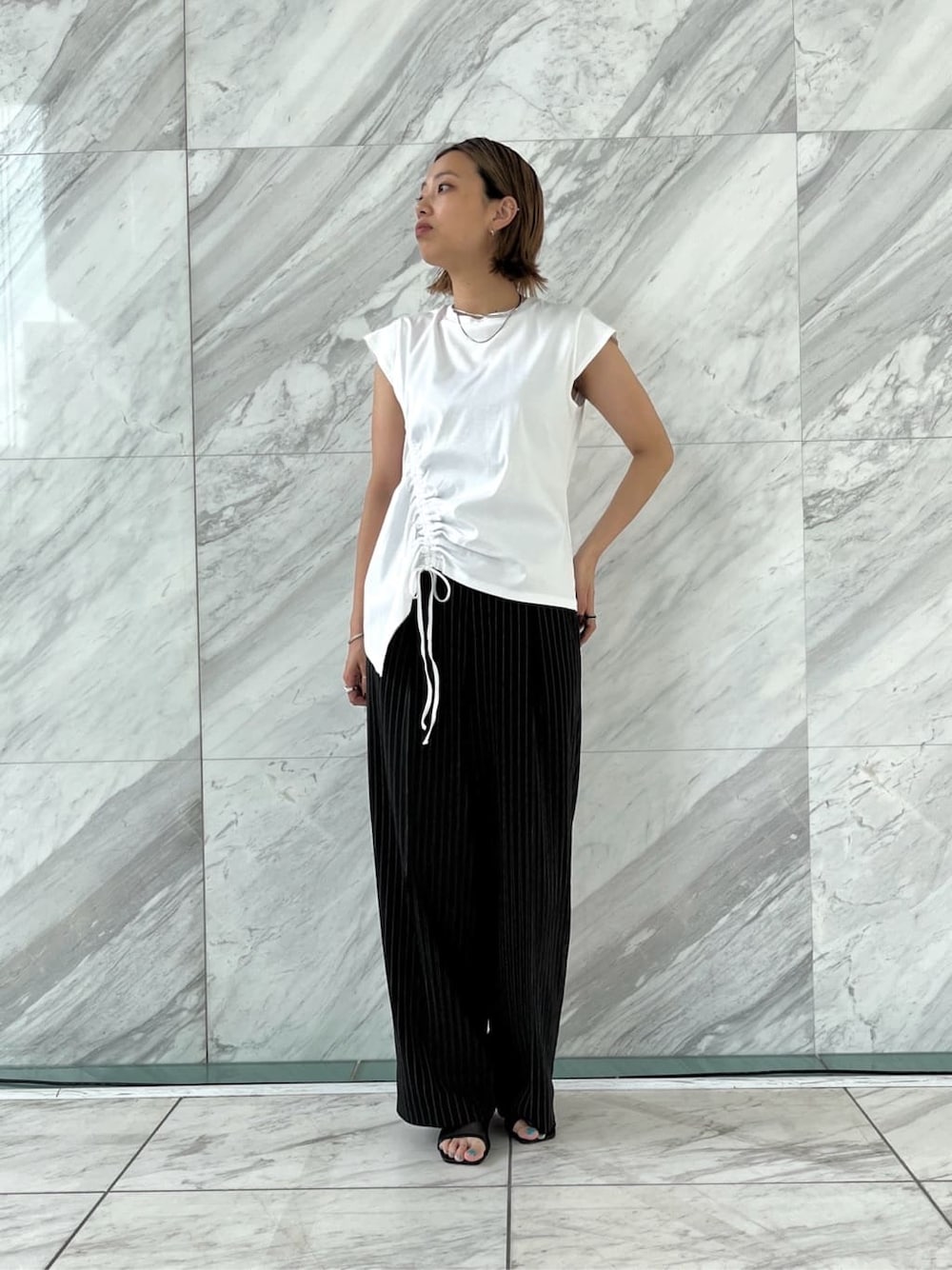 ホワイト系のTシャツ/カットソー、ブラック系のその他パンツを着用したレディースの夏コーディネートの1枚目の写真