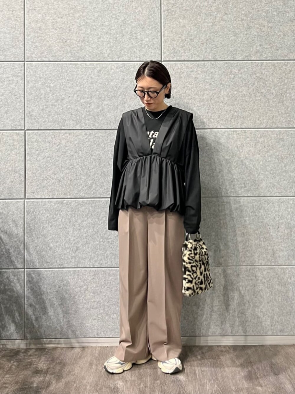 ブラウン系のハンドバッグ、ブラウン系のハンドバッグ、ブラック系のTシャツ/カットソーを着用したレディースの秋コーディネートの1枚目の写真