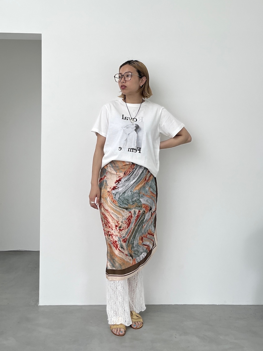 グレー系のカーディガン/ボレロ、ホワイト系のTシャツ/カットソー、ベージュ系のニット/セーターを着用したレディースの春コーディネートの1枚目の写真