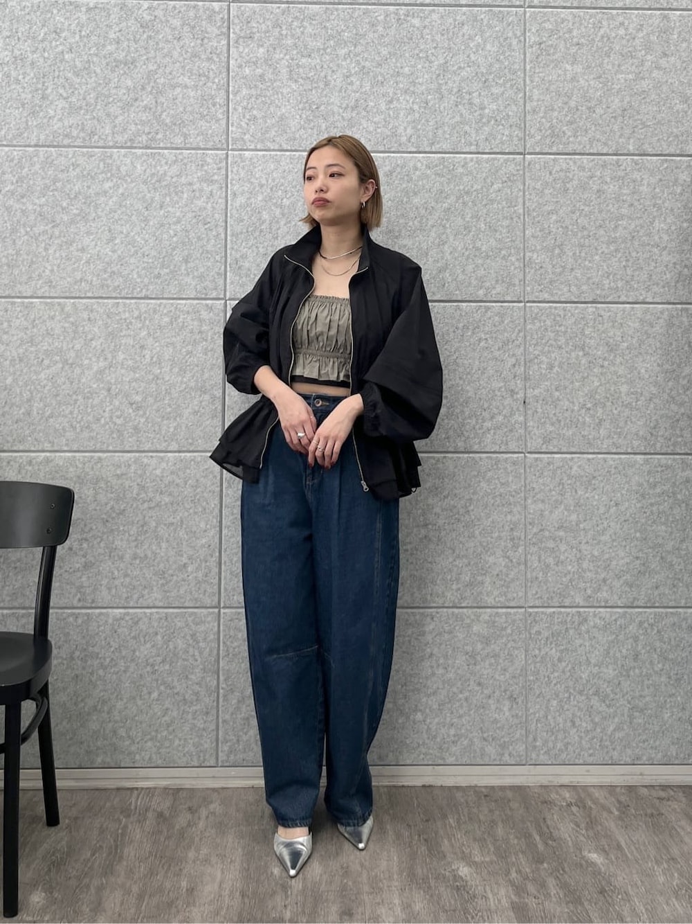 ブラック系のブルゾン、グリーン系のシャツ/ブラウス、ブルー系のデニムパンツを着用したレディースの冬コーディネートの1枚目の写真