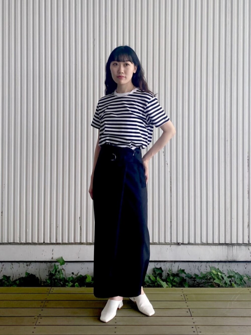 ブラック系のスカート、ブラック系のTシャツ/カットソーを着用したレディースの夏コーディネートの1枚目の写真