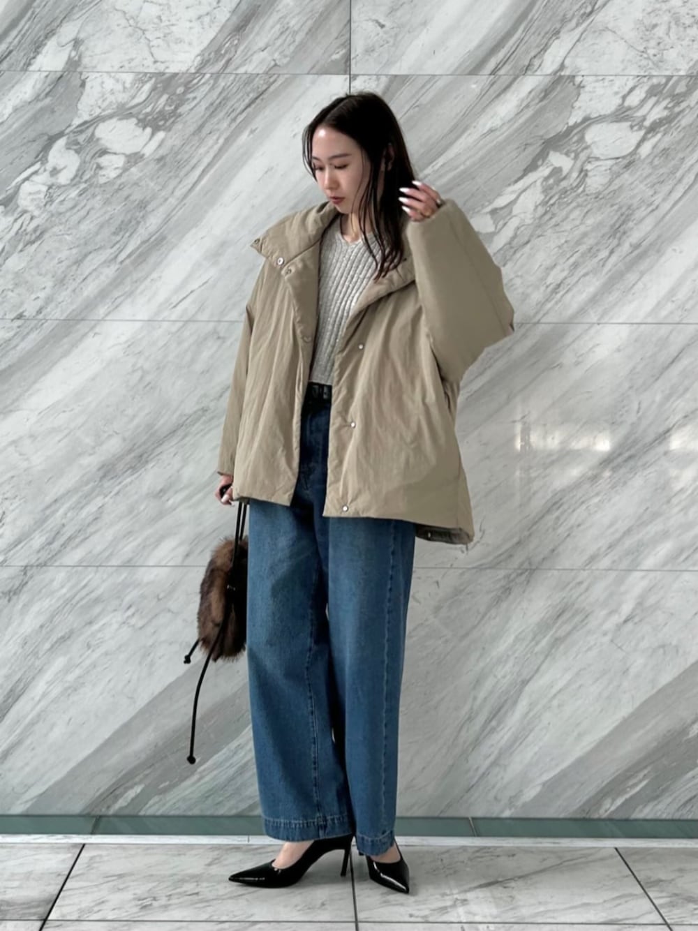 ブルー系のデニムパンツ、ブラウン系のその他アウターを着用したレディースの冬コーディネートの1枚目の写真